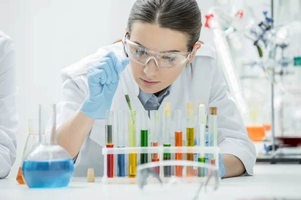 Женщины-учёные в лаборатории — стоковое фото