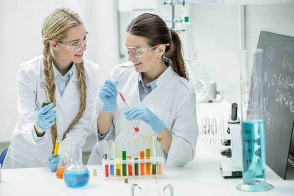 Scientifiques féminines en laboratoire — Photo de stock