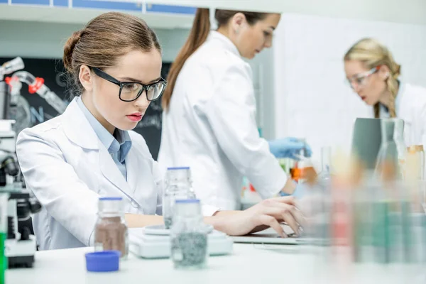 Cientista que trabalha no portátil — Fotografia de Stock