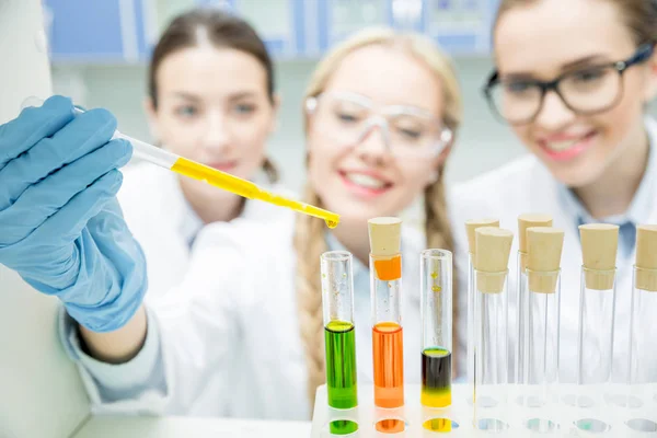 Scientifiques féminines en laboratoire — Photo de stock