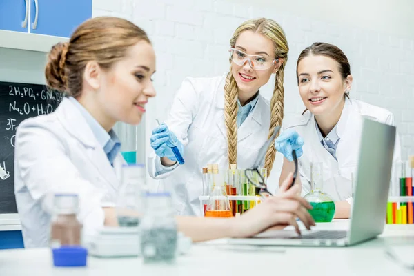 Scientifiques féminines en laboratoire — Photo de stock