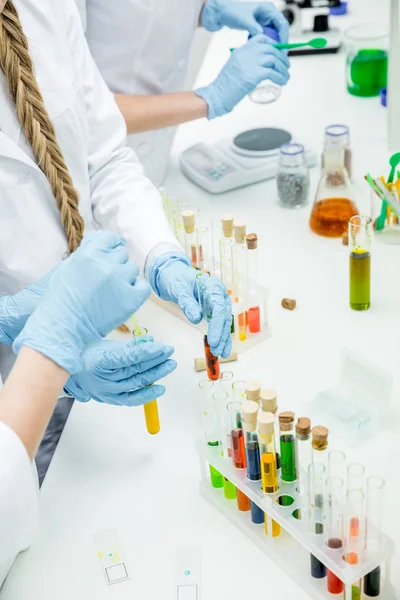 Scientifiques féminines en laboratoire — Photo de stock