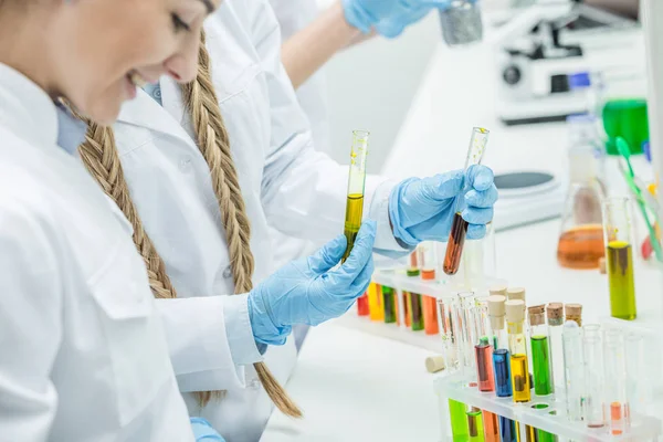 Scientifiques féminines en laboratoire — Photo de stock