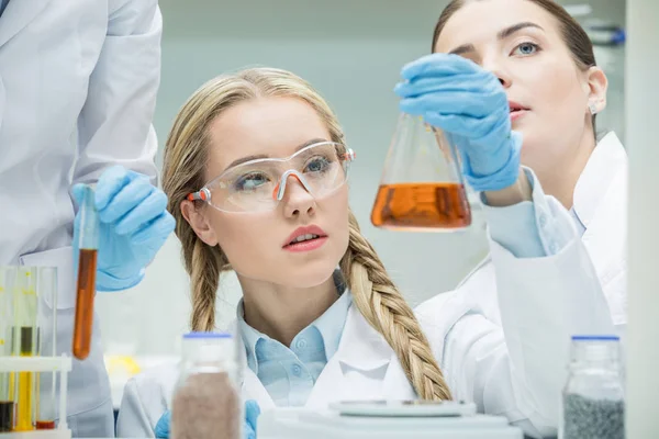 Cientista feminina em laboratório — Fotografia de Stock