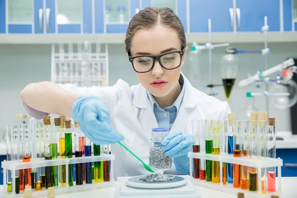 Científica femenina en laboratorio - foto de stock