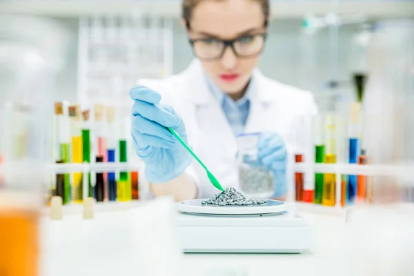 Científica femenina en laboratorio - foto de stock