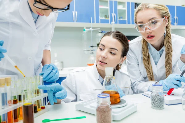 Scientifiques féminines en laboratoire — Photo de stock