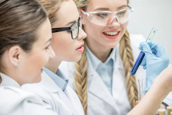 Female scientists in lab — Stock Photo