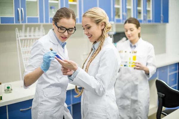 Female scientists in lab — Stock Photo