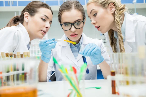 Científicas en laboratorio - foto de stock