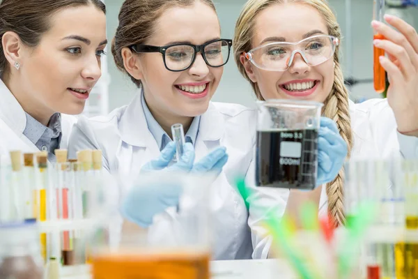 Científicas en laboratorio - foto de stock