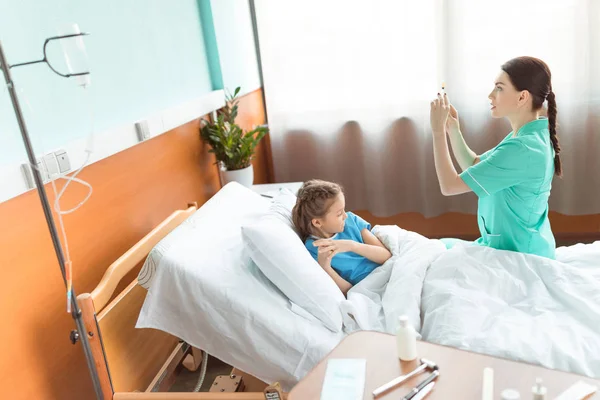 Médico inyectando al paciente - foto de stock