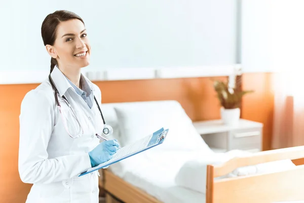 Mujer joven médico con portapapeles - foto de stock