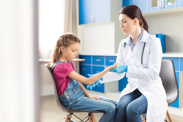 Ärztin und Mädchen mit Handverletzung — Stockfoto