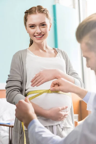 Arzt misst Bauch einer Schwangeren — Stockfoto
