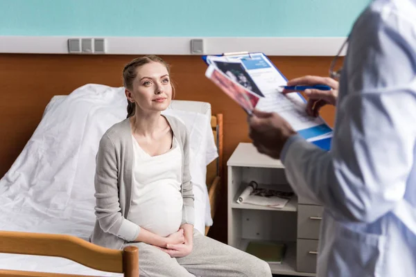 Smiling pregnant woman — Stock Photo