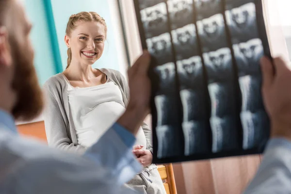 Mujer embarazada sonriente - foto de stock