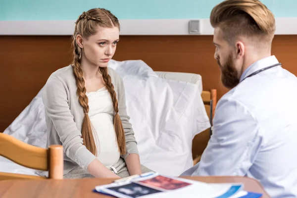 Doctor and upset pregnant woman — Stock Photo