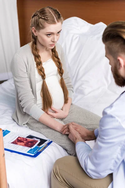 Médico y mujer embarazada molesta - foto de stock