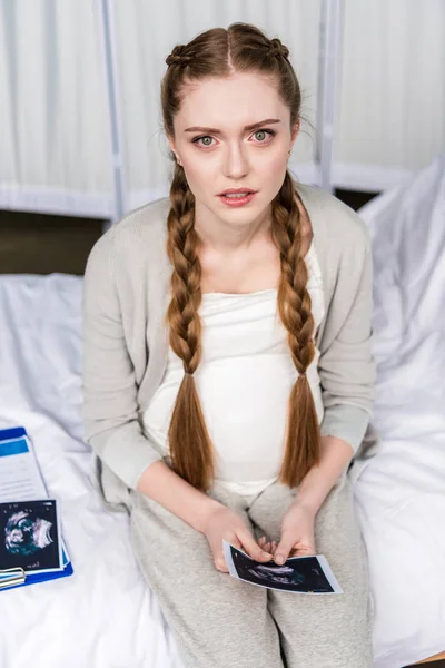 Upset pregnant woman — Stock Photo