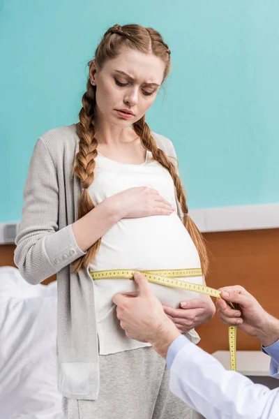 Doctor measuring belly of pregnant woman — Stock Photo