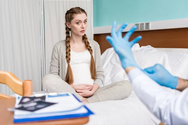 Mujer embarazada y médico - foto de stock