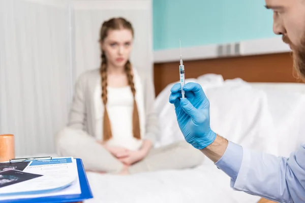 Pregnant woman and doctor with syringe — Stock Photo