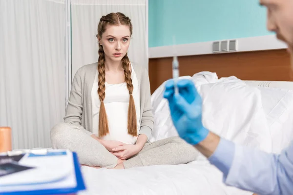 Mulher grávida e médico com seringa — Fotografia de Stock