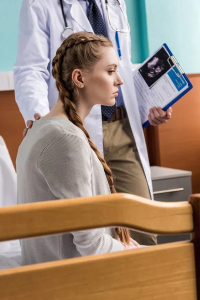 Médecin et femme enceinte — Photo de stock