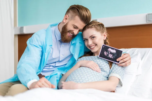 Mujer embarazada con marido - foto de stock