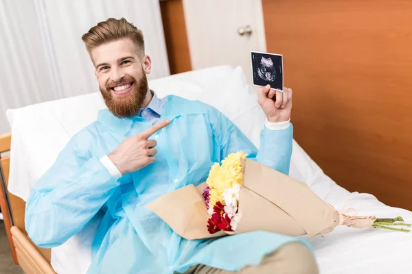 Homem feliz com sonograma — Fotografia de Stock