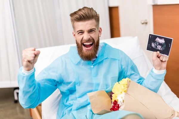 Homem feliz com sonograma — Fotografia de Stock