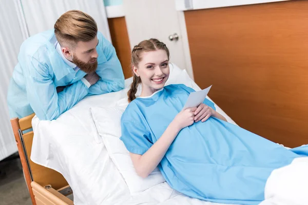 Mujer embarazada sosteniendo ecografía - foto de stock