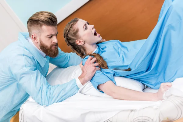 Pregnant woman giving birth — Stock Photo