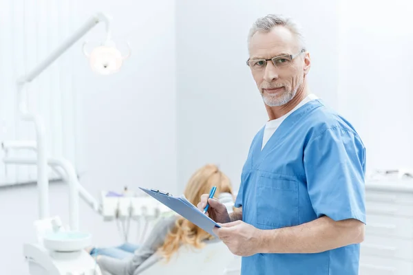 Dentiste senior en uniforme — Photo de stock