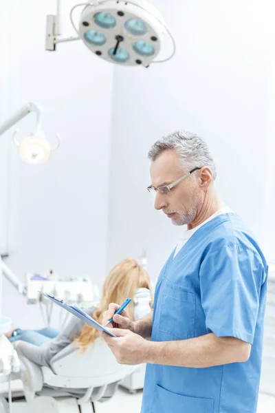 Dentista sênior em uniforme — Fotografia de Stock