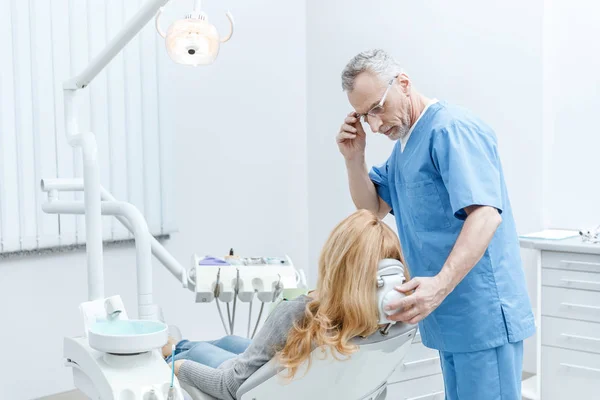 Dentiste avec patient en clinique dentaire — Photo de stock
