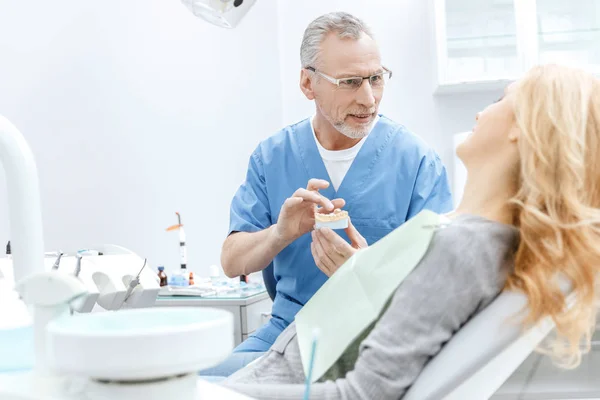 Dentista mostrando mordazas modelo - foto de stock