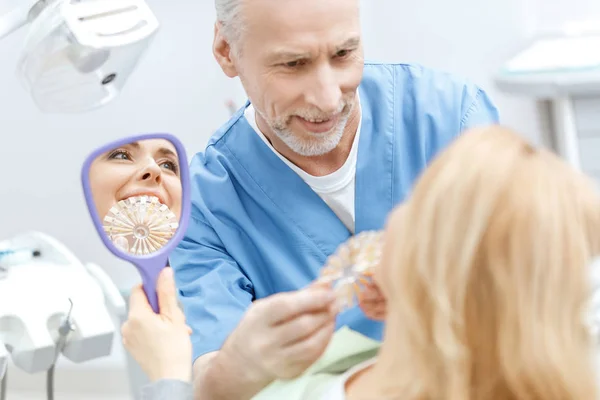 Dentist matching teeth colour — Stock Photo