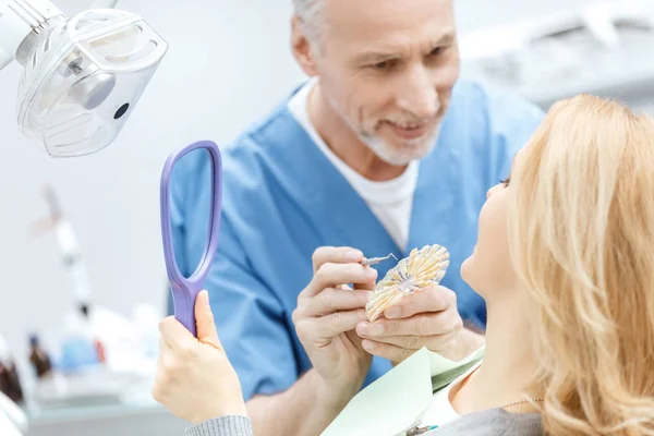 Dentist matching teeth colour — Stock Photo