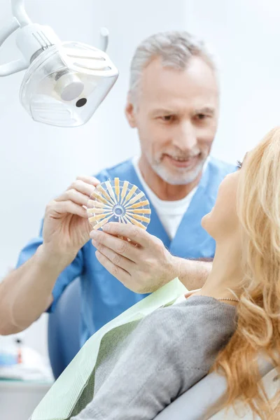 Dentist matching teeth colour — Stock Photo