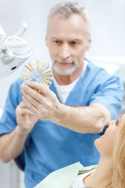 Dentist matching teeth colour — Stock Photo