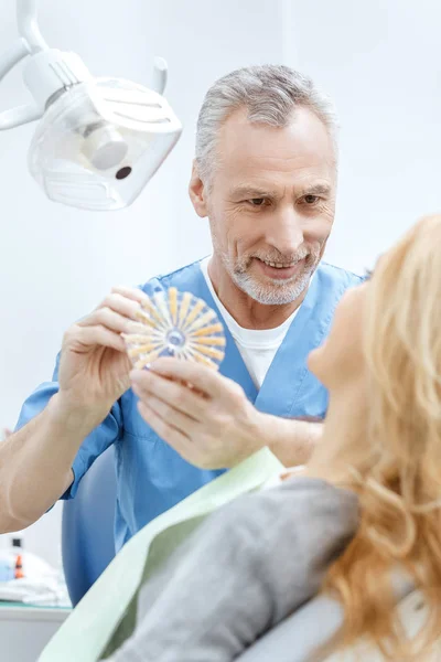 Dentist matching teeth colour — Stock Photo