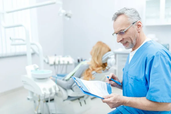 Dentiste senior en uniforme — Photo de stock