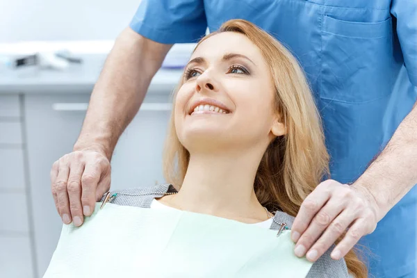 Femme en clinique dentaire — Photo de stock