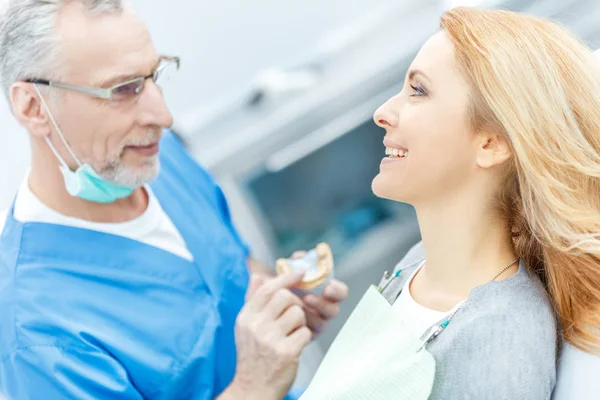 Dentist showing jaws model — Stock Photo