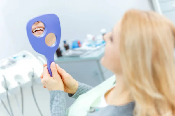 Жінка на стоматологічному огляді — стокове фото