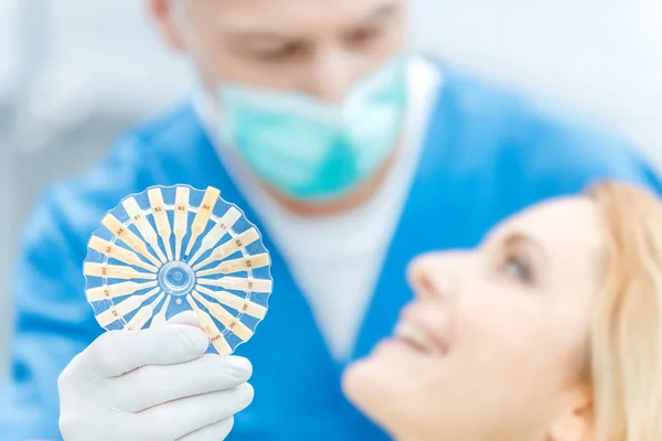 Dentist matching teeth colour — Stock Photo