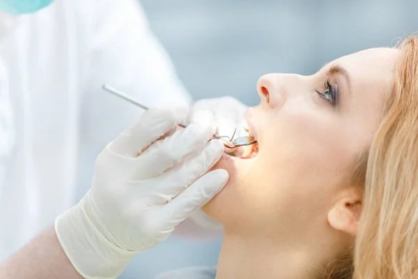 Femme à l'examen dentaire — Photo de stock