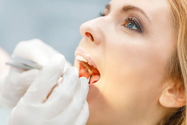 Femme à l'examen dentaire — Photo de stock